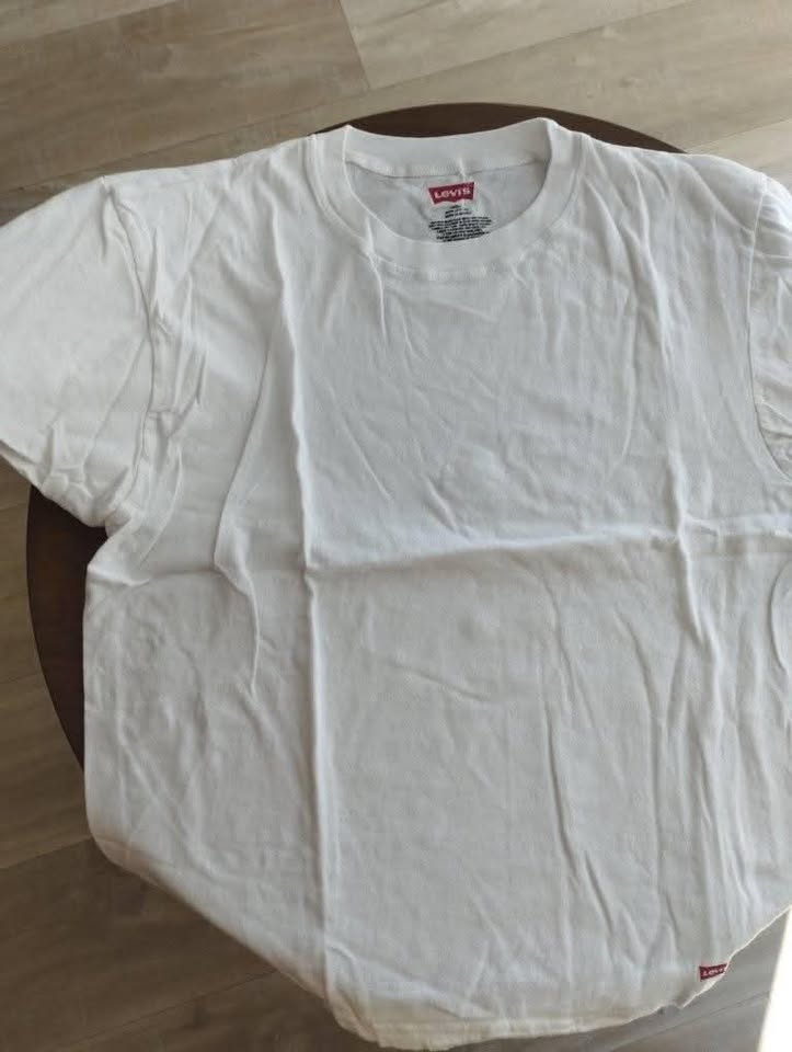 3 Levi’s White T-Shirts – Like New (Size L, Fit Like M) - photo 2