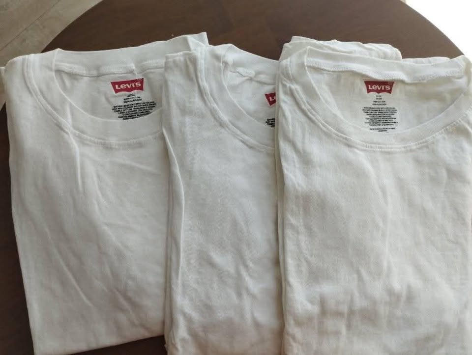 3 Levi’s White T-Shirts – Like New (Size L, Fit Like M) - photo 3