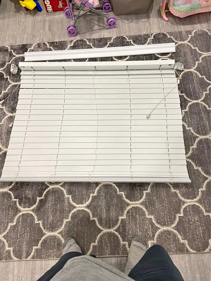 White horizontal blinds (2 available) thumbnail