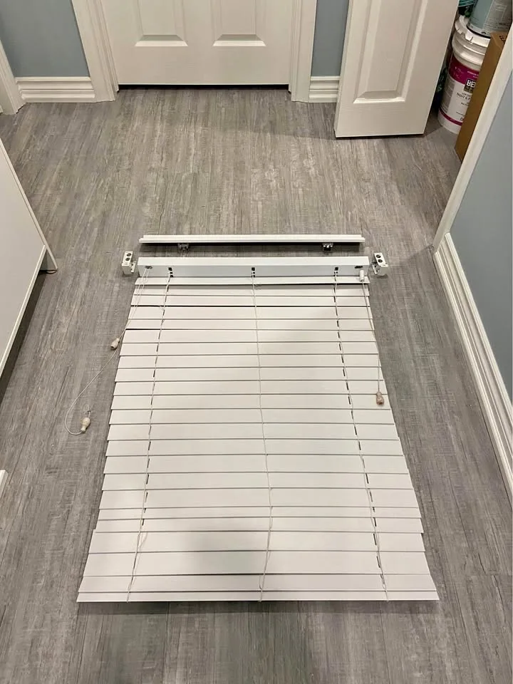White horizontal blinds thumbnail