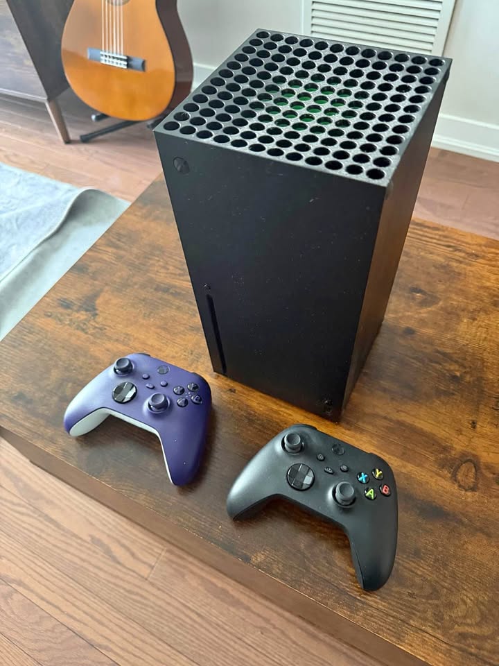 Xbox Series X 1 tb with 2 wireless controllers