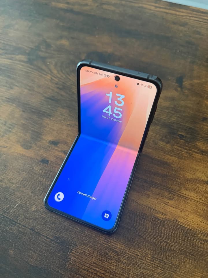 Galaxy Flip 4 phone unlocked - photo 2
