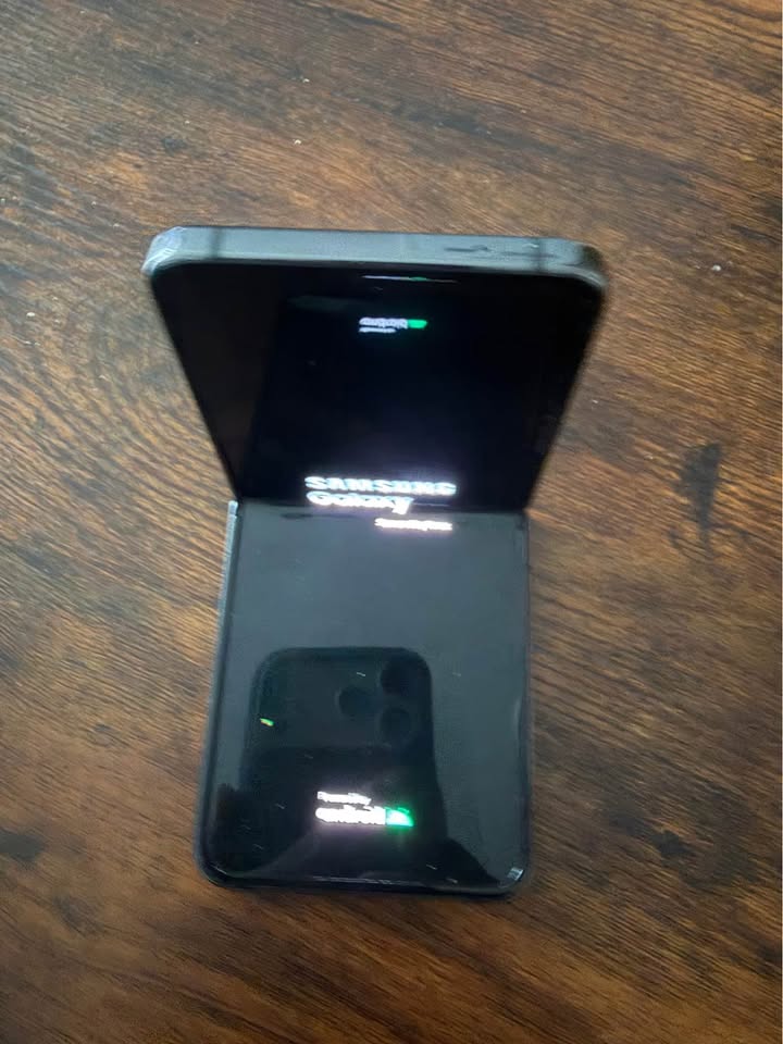 Galaxy Flip 4 phone unlocked - photo 4