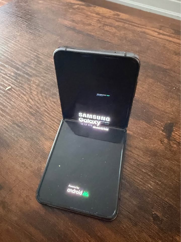 Galaxy Flip 4 phone unlocked - photo 5