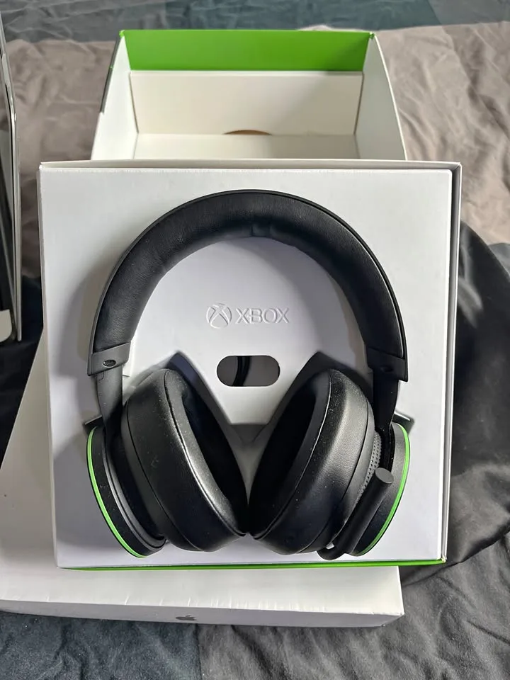 Xbox Wireless Headset Like New with Box thumbnail