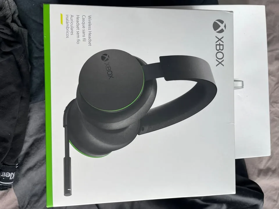 Xbox Wireless Headset Like New with Box image indicator(2)
