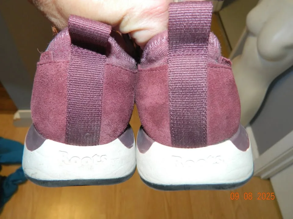 WOMENS ROOTS RUNNERS size 8..LIKE NEW image indicator(2)