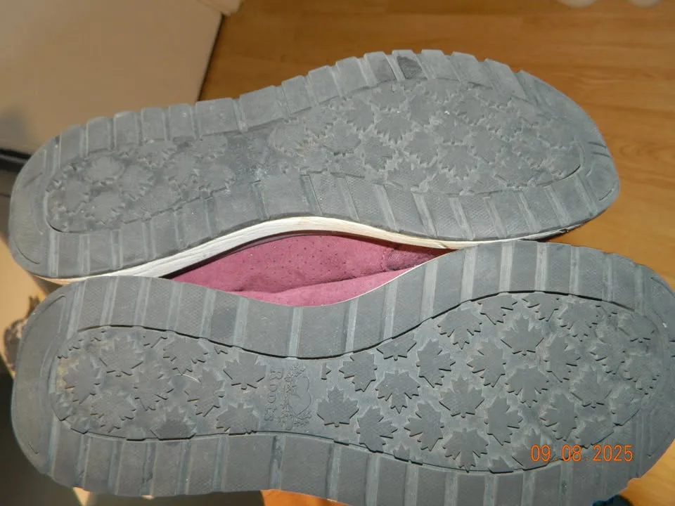 WOMENS ROOTS RUNNERS size 8..LIKE NEW image indicator(3)