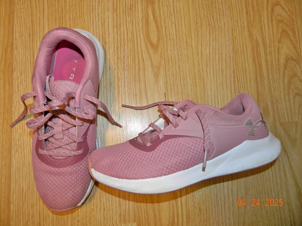 WOMENS UNDER ARMOUR SHOES size 9...EUC..