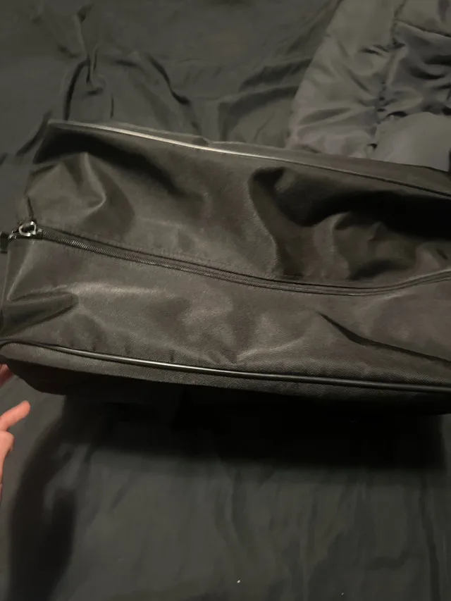 Armani duffle bag image indicator(2)