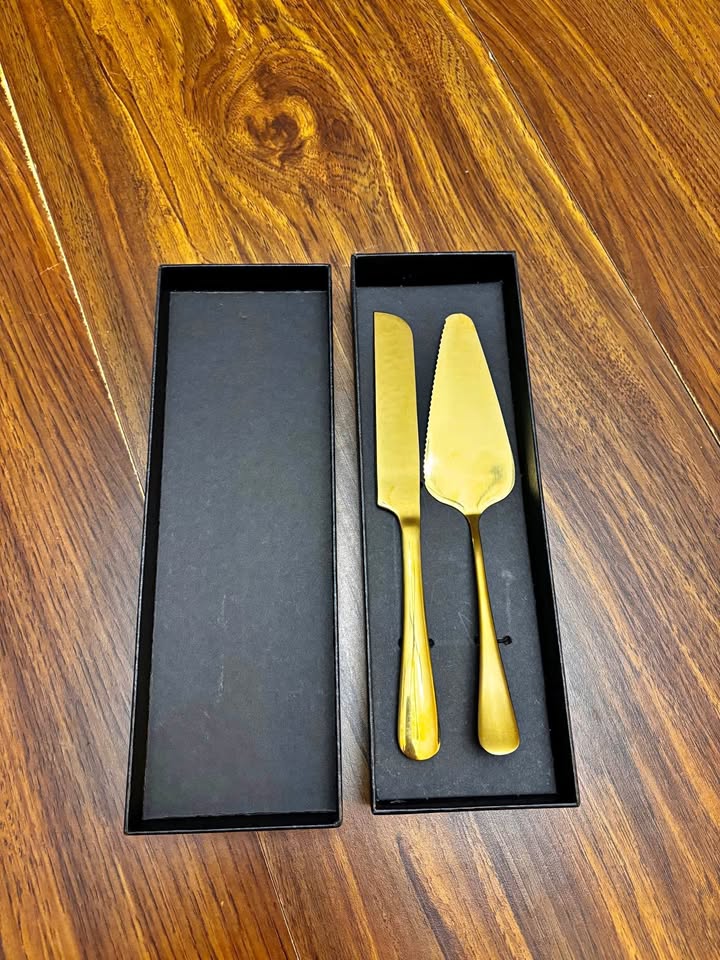 Gold cake cutting set