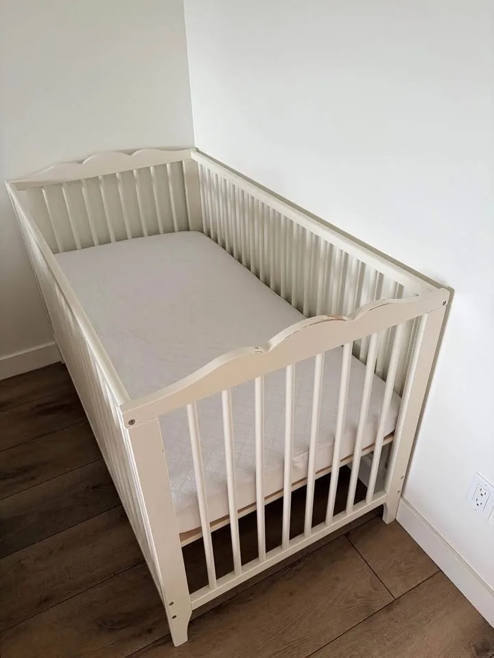 Ikea Hensvik Crib with Mattress image indicator(2)