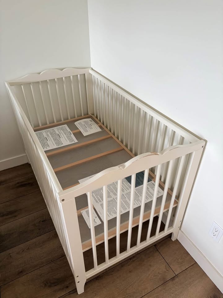 Ikea Hensvik Crib with Mattress - photo 3
