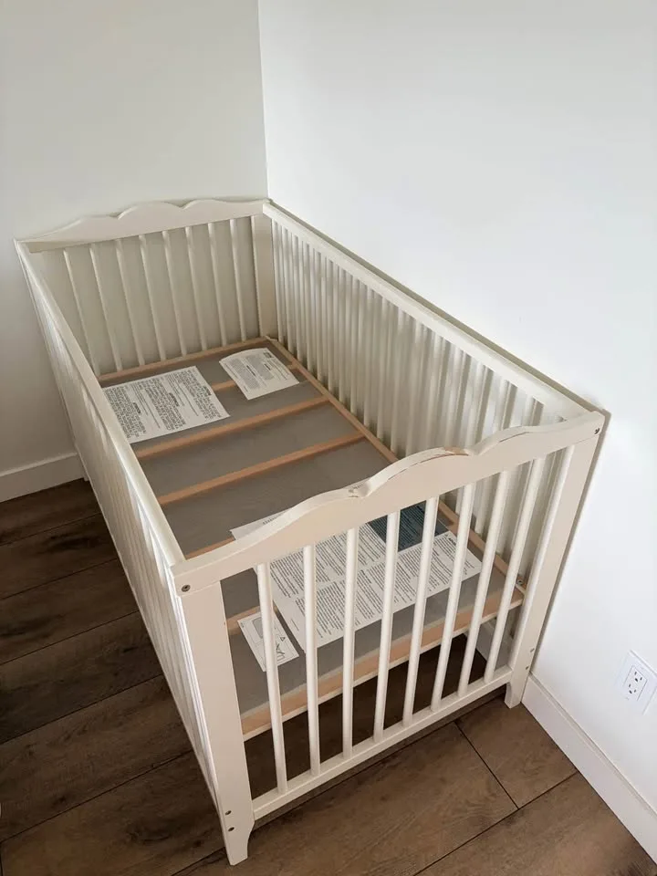 Ikea Hensvik Crib with Mattress image indicator(3)