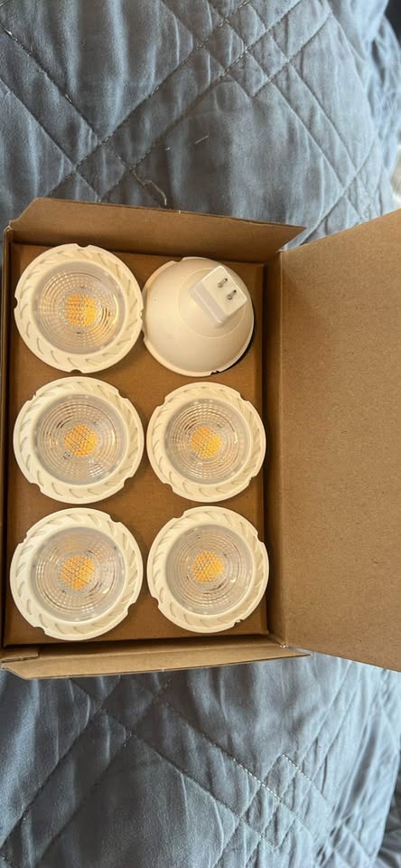 MR 16 LED light bulb - photo 2