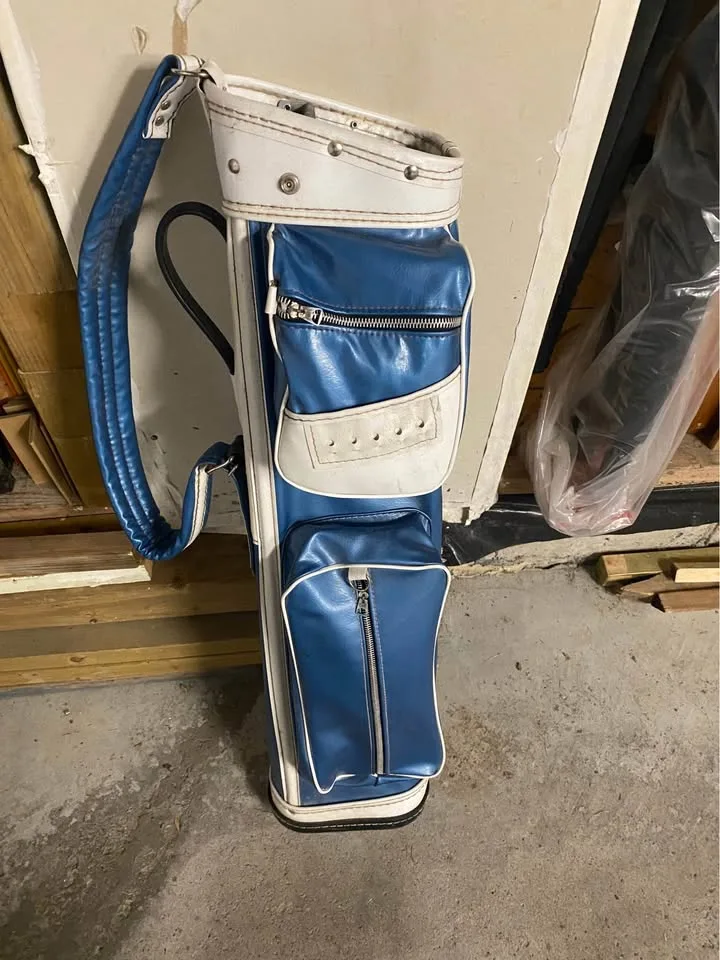 Vintage golf bag and golf clubs image indicator(3)