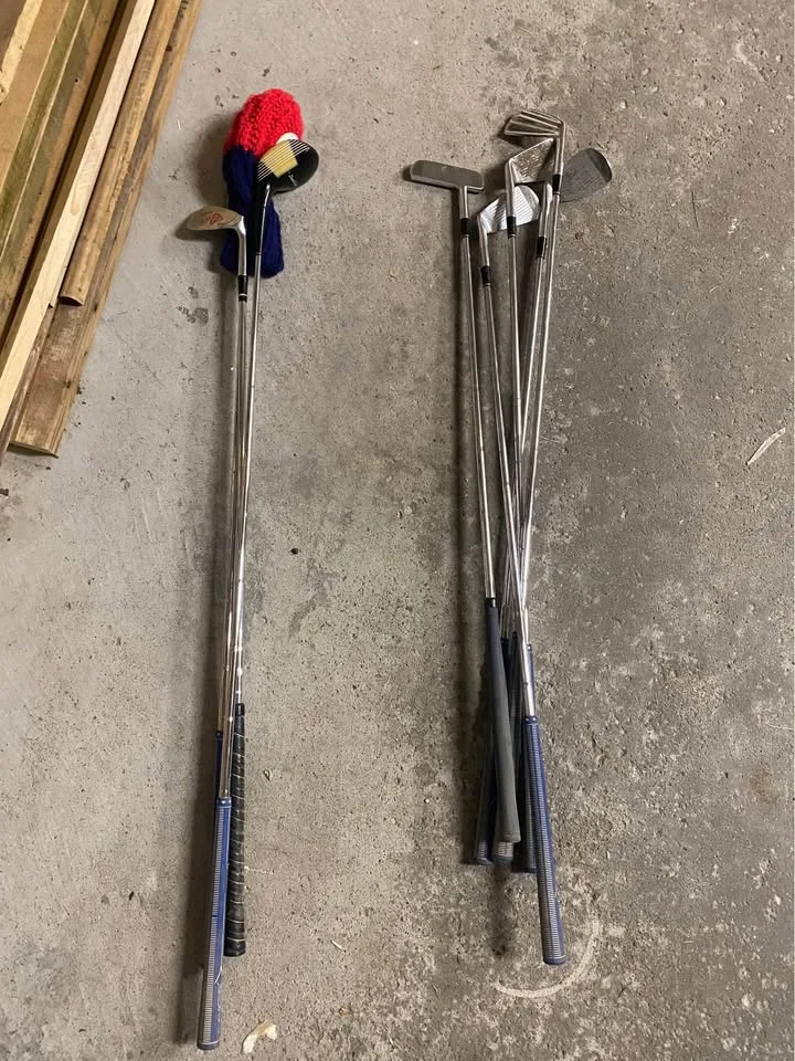 Vintage golf bag and golf clubs image indicator(6)