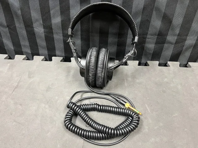 Sony MDR-7506 Closed Back Over Ear Studio Headphone thumbnail