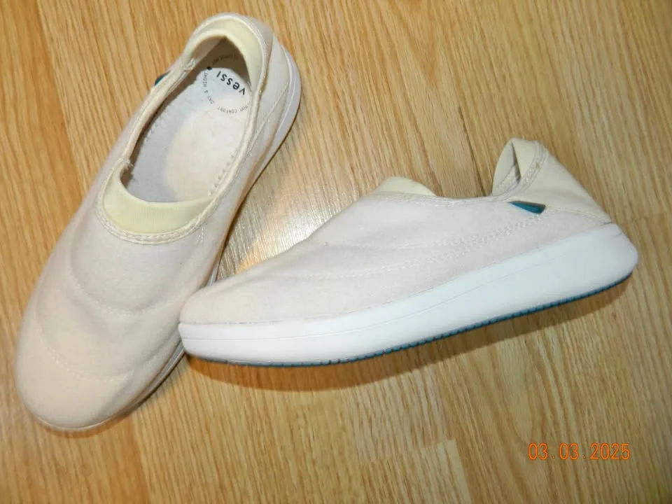 VESSI WOMENS SUNDAY SLIPPER SHOES..size 7..LIKE NEW thumbnail