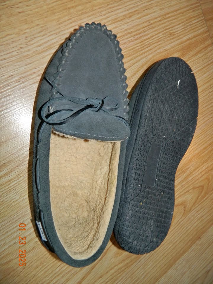 MENS SOFTMOC SUEDE SLIPPERS/HOUSE SHOES size 10...LIKE NEW