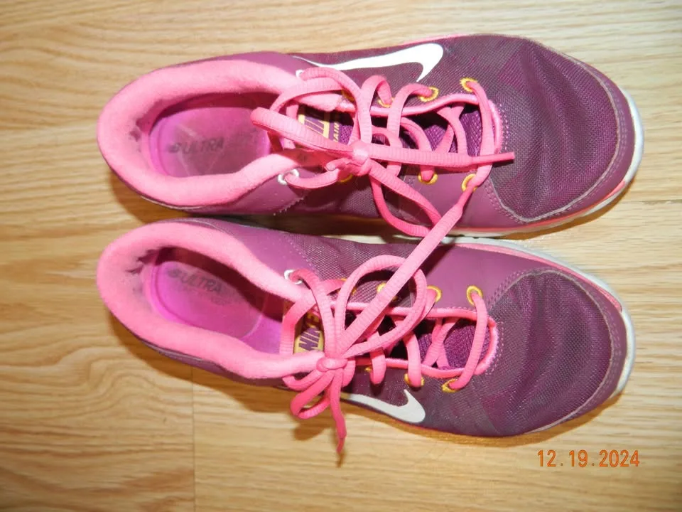 NIKE SHOES size 6.5...VGUC but soles still great image indicator(2)