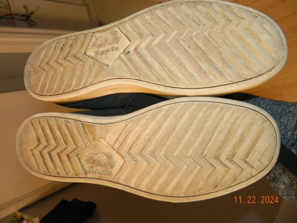MENS ROOTS SLIP ON SHOES leather..size 7.5...EUC image indicator(2)