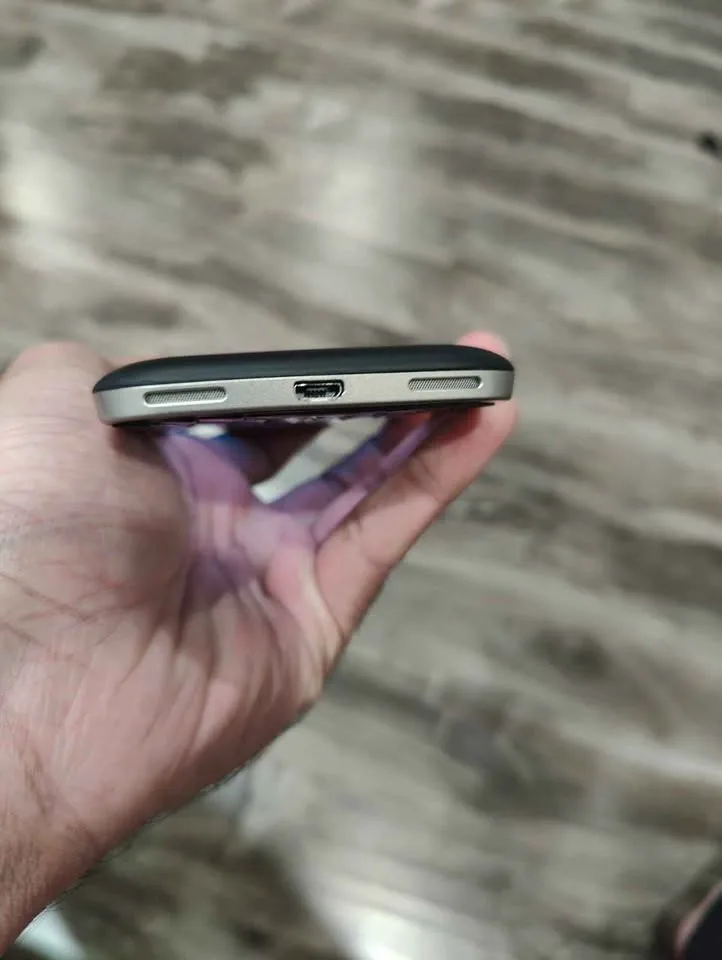 Blackberry Classic 4G LTE (Very Rare Model) image indicator(3)