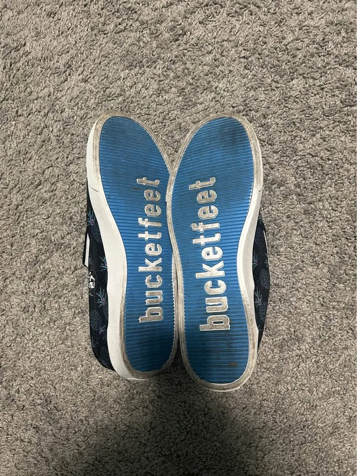 Women’s size 11 pineapple print shoes image indicator(2)