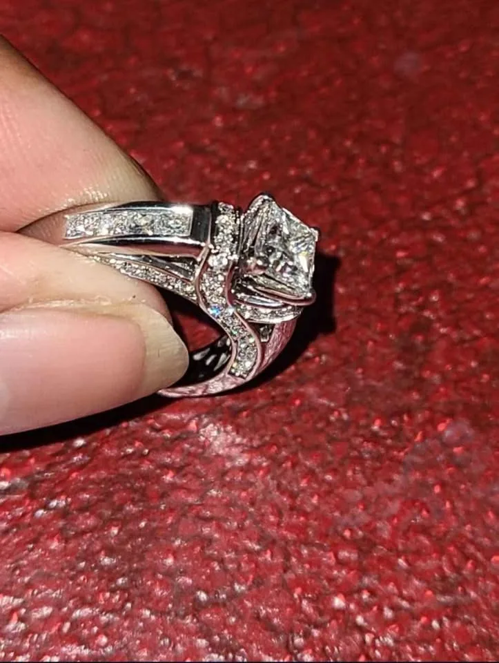 Wedding band and Engagement ring set image indicator(3)