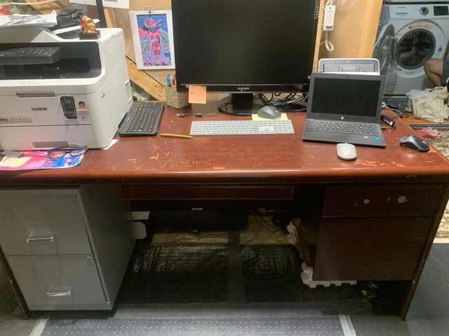 brown work desk