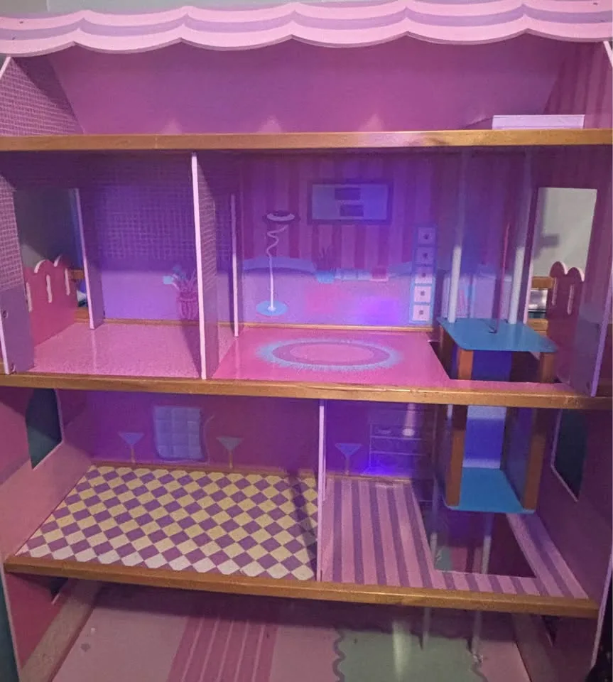 Doll house with elevator image indicator(2)