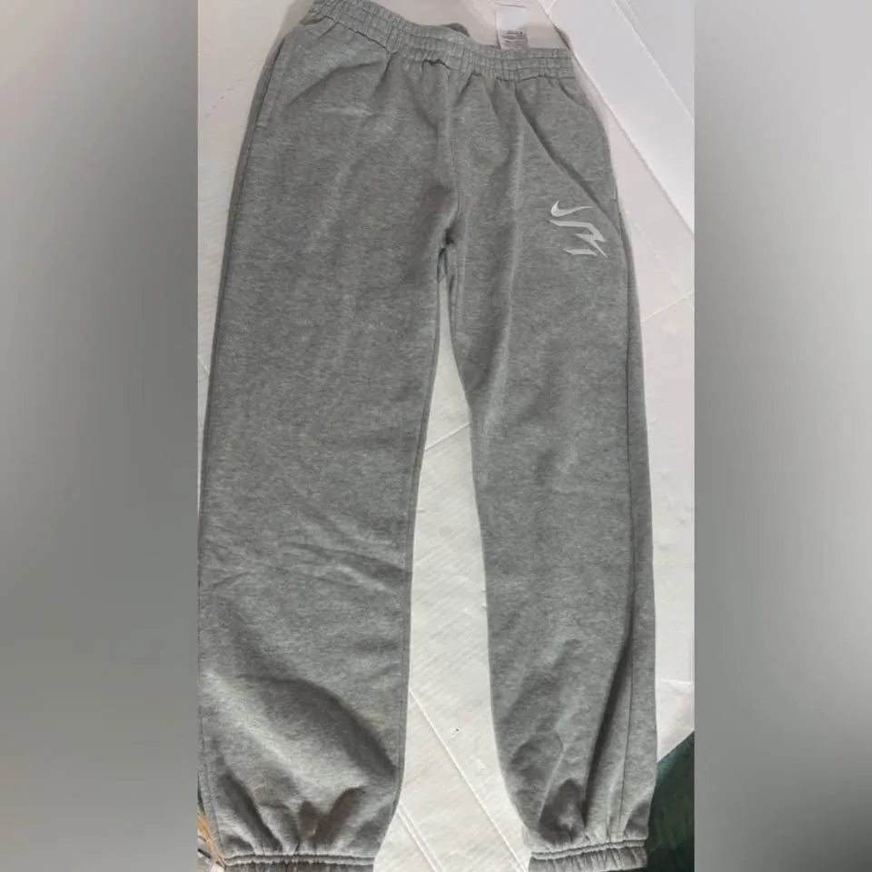 Nike Club Fleece joggers size 12/13 Large Youth unisex grey image indicator(2)