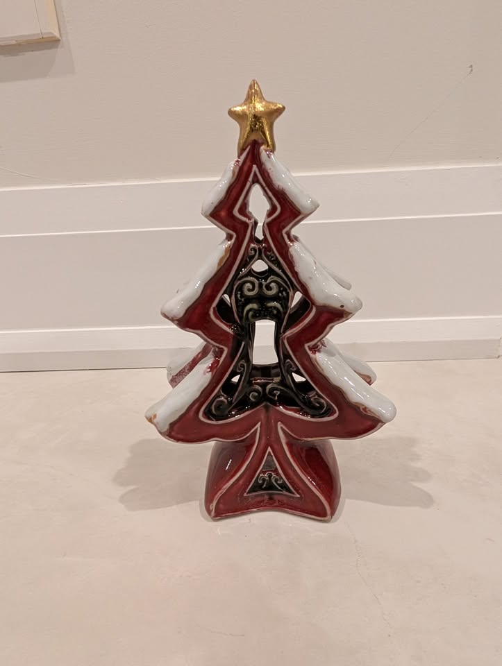 Green and Red Ceramic Christmas Tree with Gold Star Tealight Lit - photo 4
