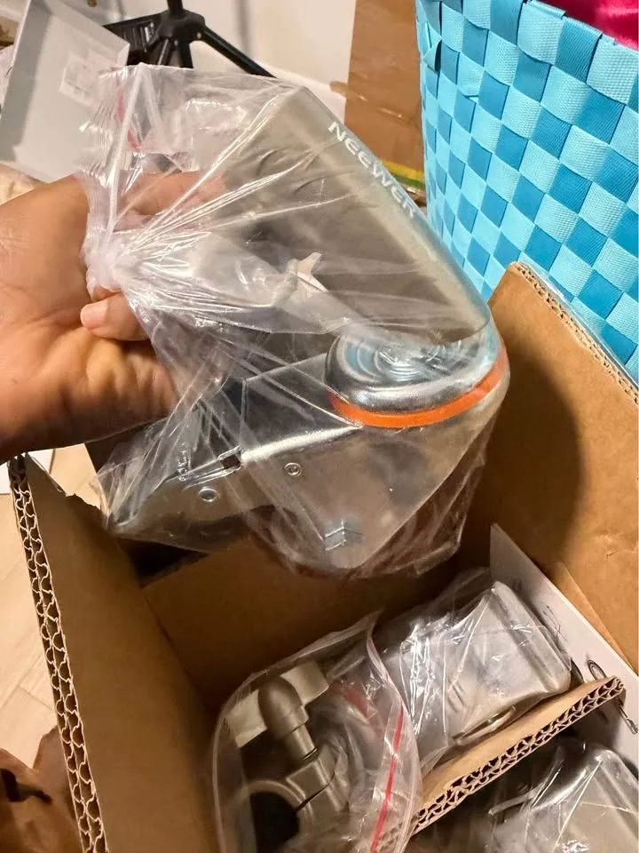 Neewer 3 Packs Professional Swivel Caster Wheels Set image indicator(4)