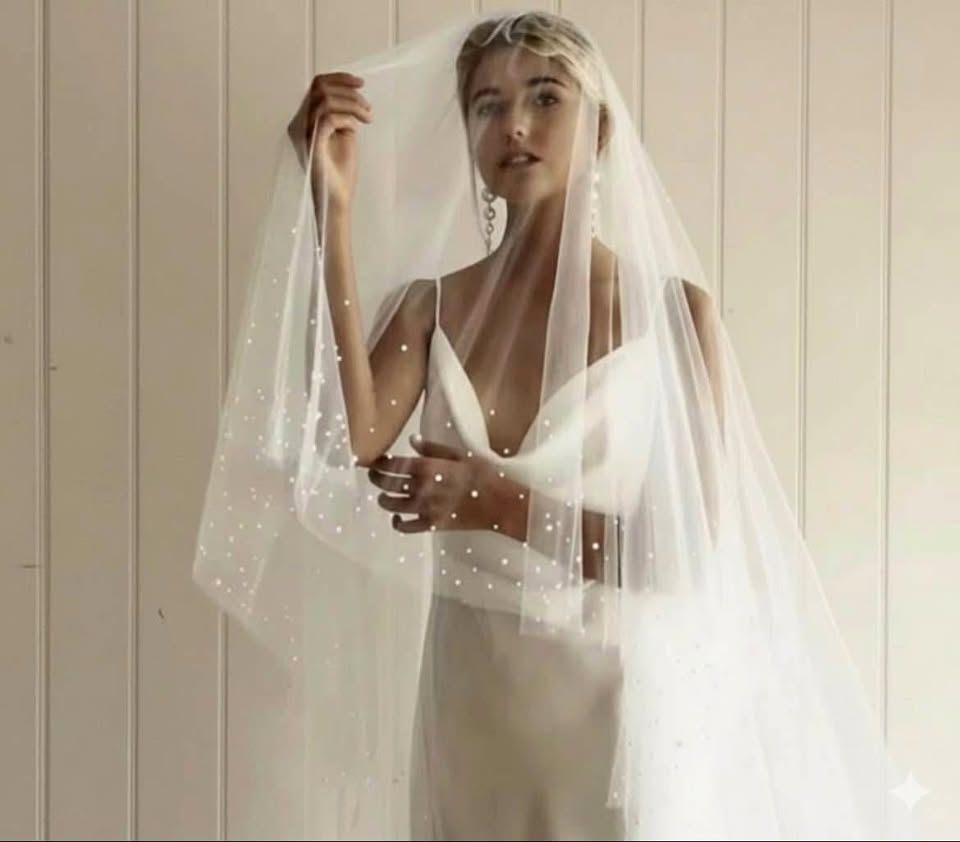 Pearl Blusher Veil Soft white fingertip