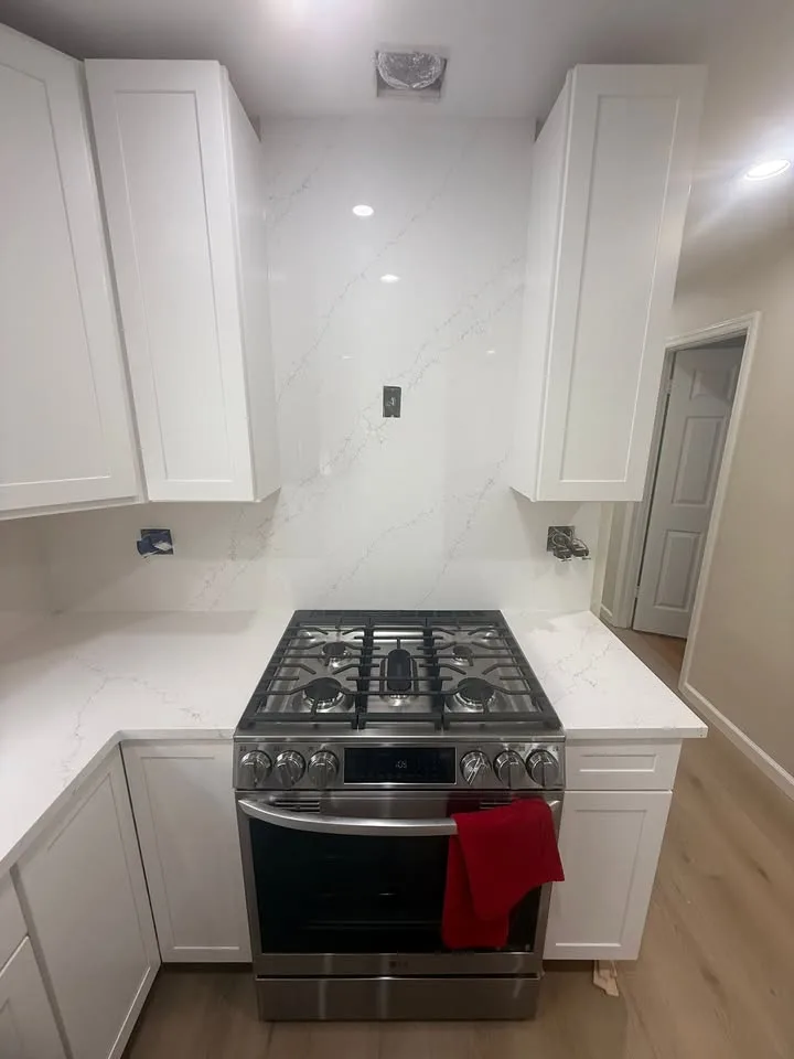 White/Calacatta Quartz Countertops image indicator(2)