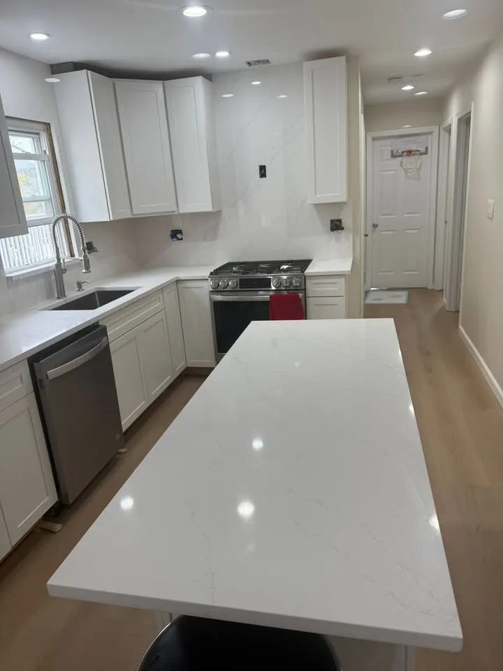 White/Calacatta Quartz Countertops image indicator(3)