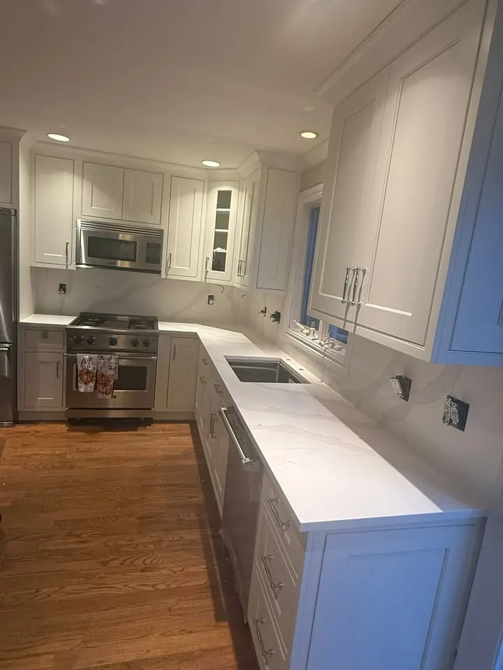 White/Calacatta Quartz Countertops image indicator(4)