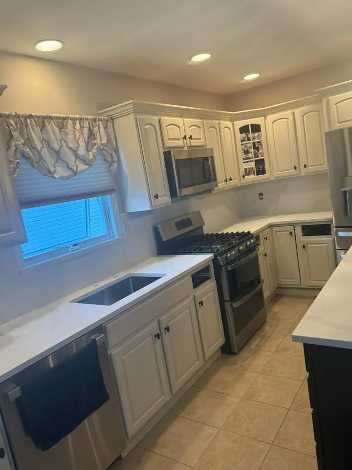 White/Calacatta Quartz Countertops image indicator(2)