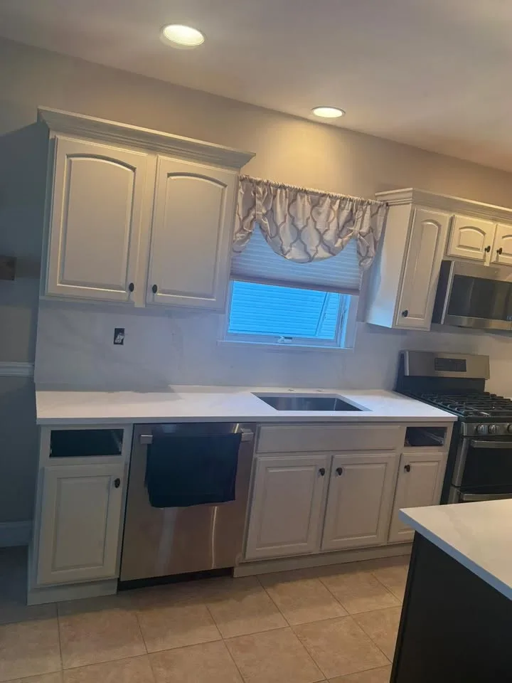 White/Calacatta Quartz Countertops image indicator(4)