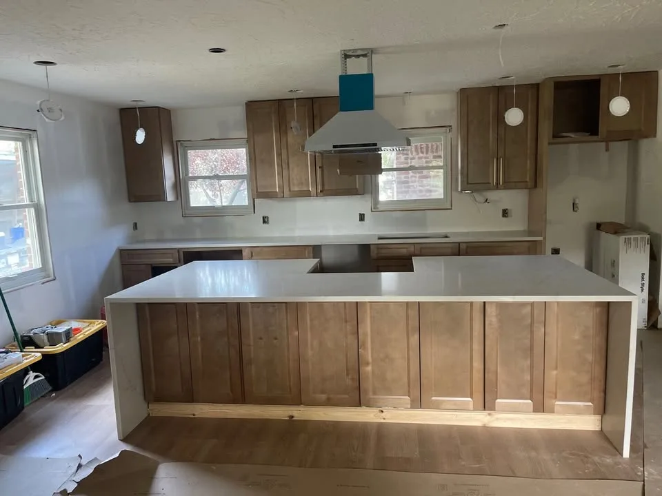 White/Calcatta Quartz Countertops image indicator(2)