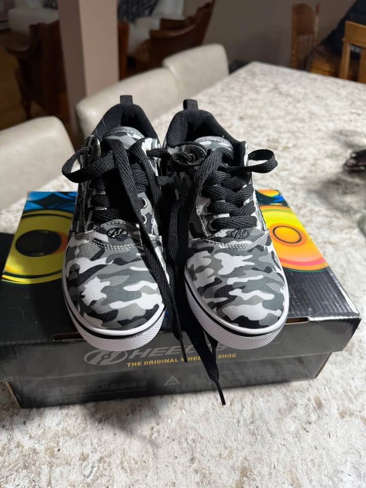 Heelys Brand new size 2 - photo 3