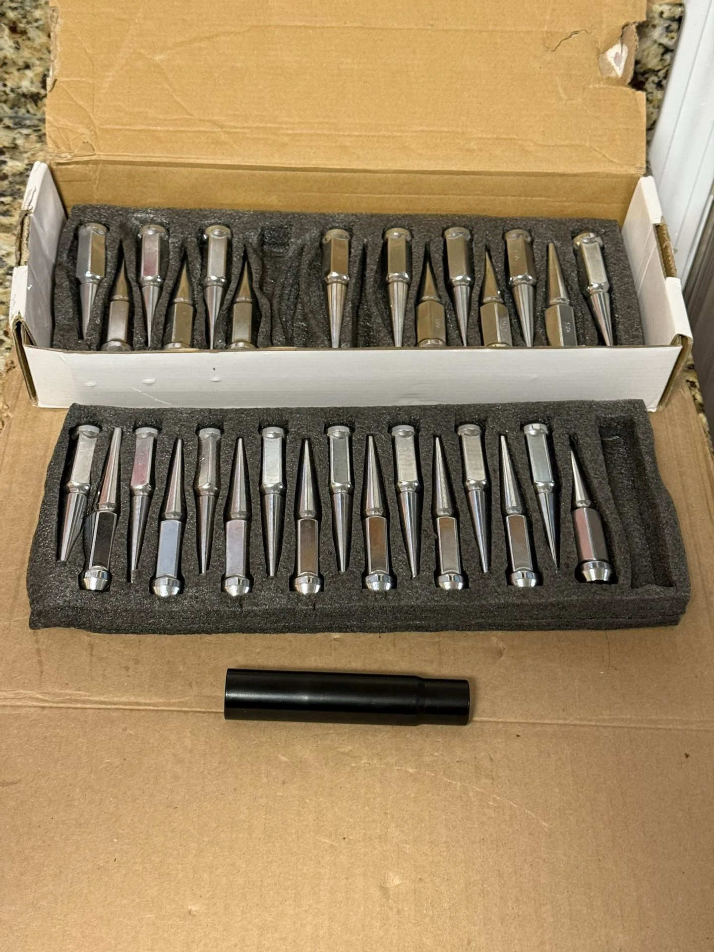Lug Nuts Spike for Chevy and Ford. thumbnail