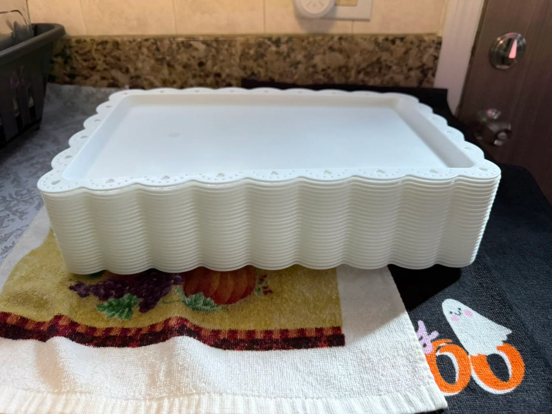 24 Plastic Serving Trays thumbnail