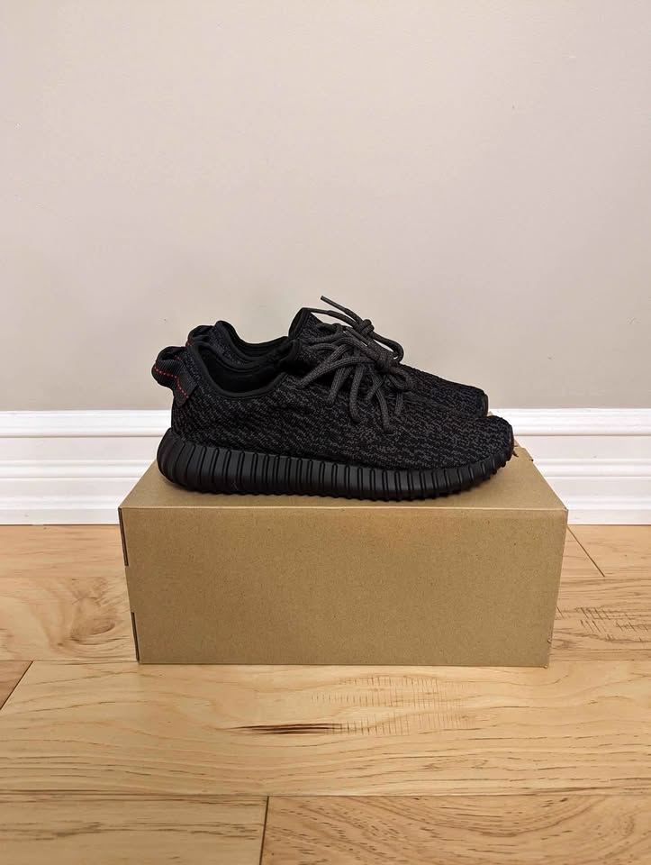 Yeezy 350 Pirate Black (2023) Size 8