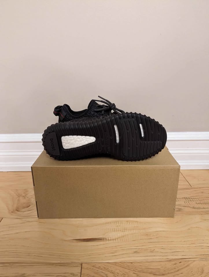Yeezy 350 Pirate Black (2023) Size 8 - photo 2