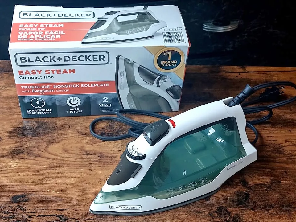 Black+Decker Compact Clothes Iron thumbnail