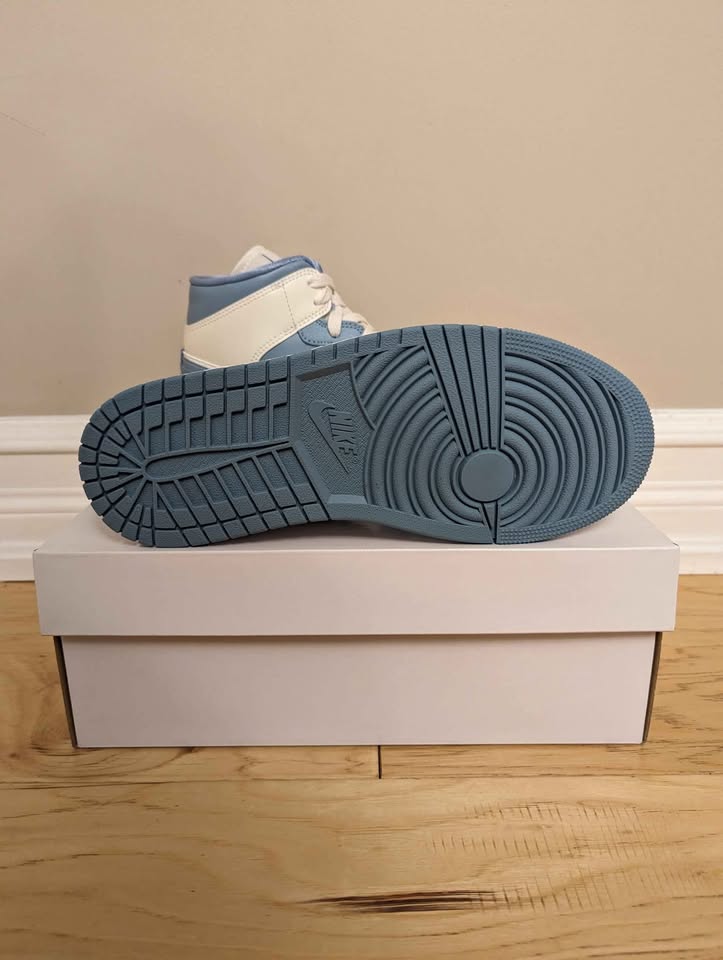 Jordan 1 Mid UNC 2022 Size 8w - photo 2