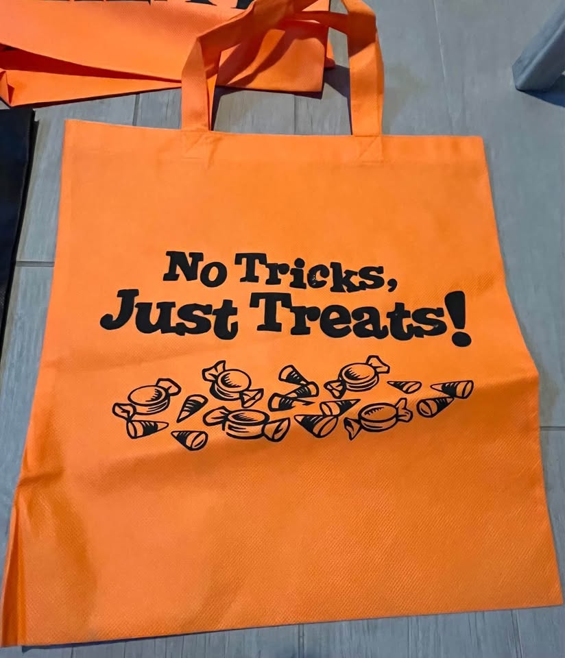 NWOT 28 Halloween Trick or Treat Sacks - photo 2