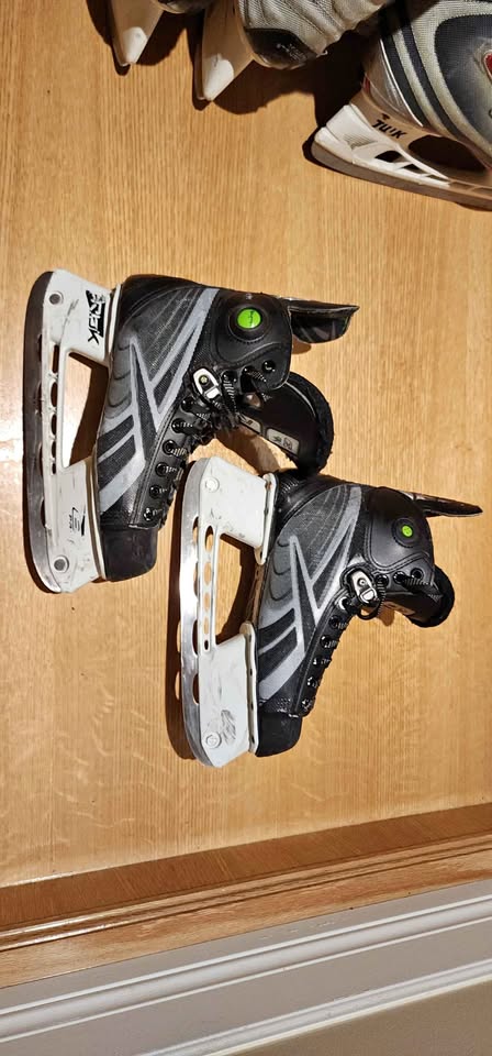 Reebok 9K Youth Hockey skates - size 5 (shoe size 6.5)